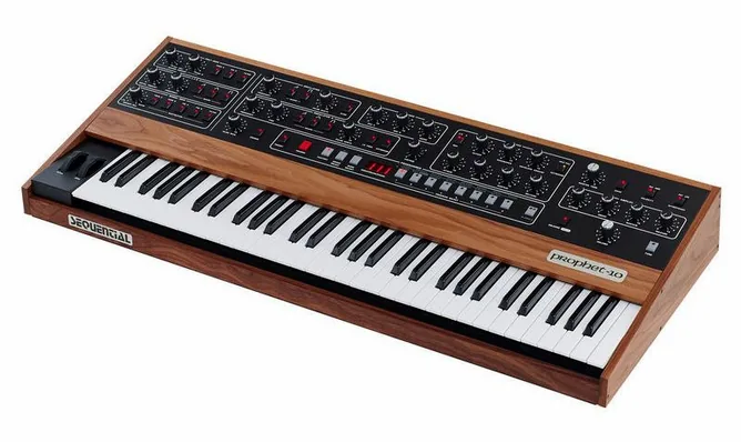 Sequential Prophet 10 framifrån mot vit bakgrund