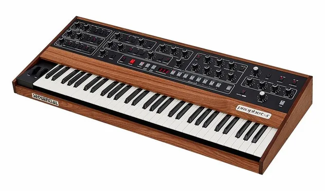 Sequential Prophet 5 framifrån mot vit bakgrund