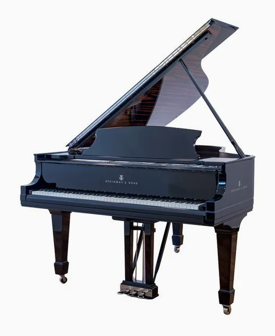 Steinway & Sons L Onyx Duet Grand Piano framifrån mot vit bakgrund