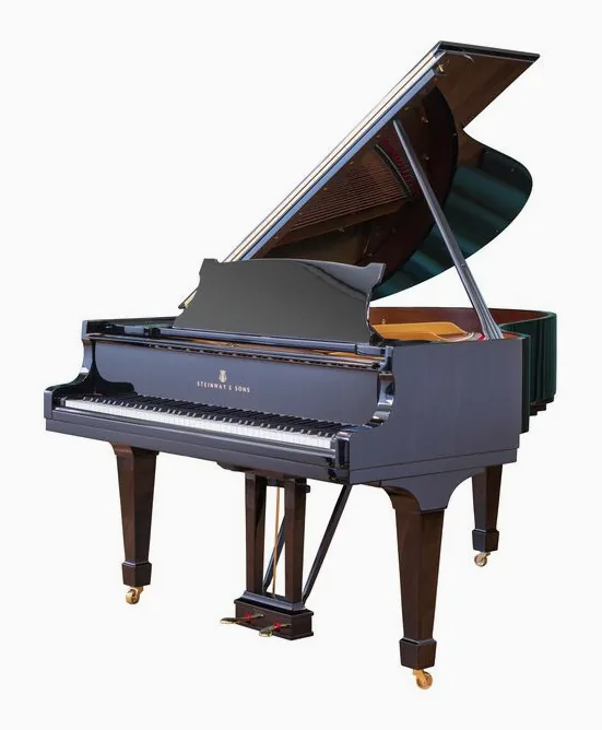 Steinway & Sons O-180 framifrån mot vit bakgrund