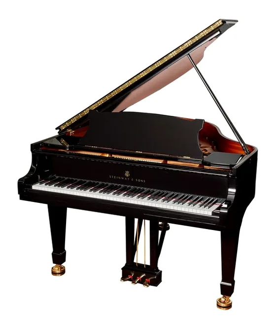 Steinway & Sons S-155 framifrån mot vit bakgrund