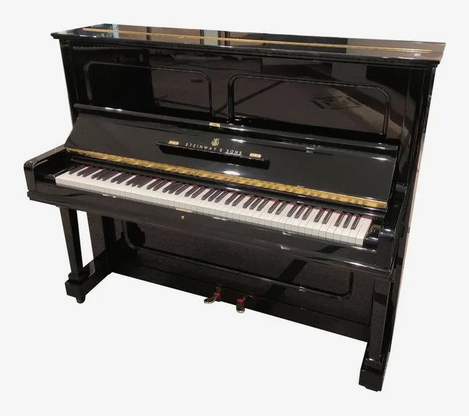Steinway & Sons V-125 framifrån mot vit bakgrund