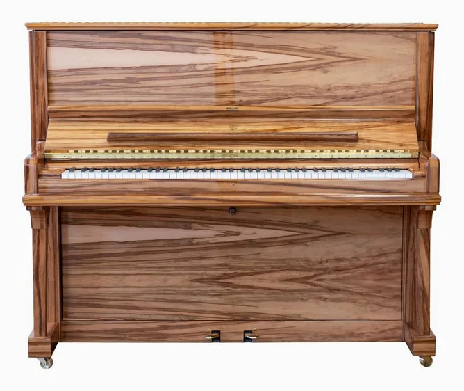 Steinway & Sons V-125 Amberwood framifrån mot vit bakgrund