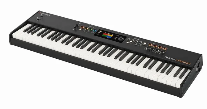 Studiologic Numa X Piano 73 framifrån mot vit bakgrund