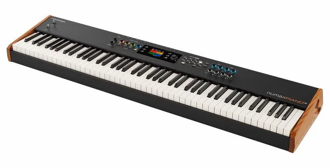 Studiologic Numa X Piano GT framifrån mot vit bakgrund