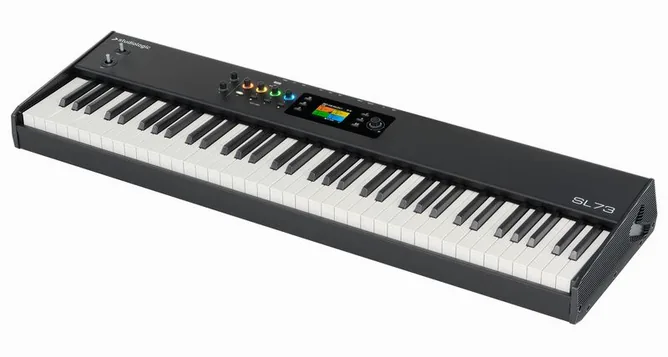 Studiologic SL73 mk2 framifrån mot vit bakgrund