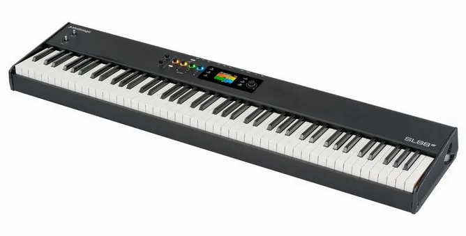 Studiologic SL88 GT mk2 framifrån mot vit bakgrund