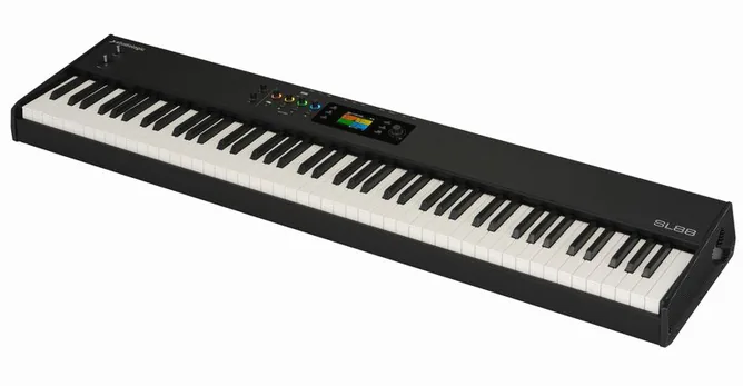 Studiologic SL88 mk2 framifrån mot vit bakgrund