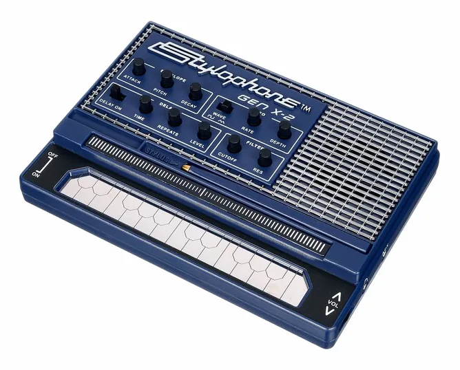 Stylophone Gen-X2 framifrån mot vit bakgrund