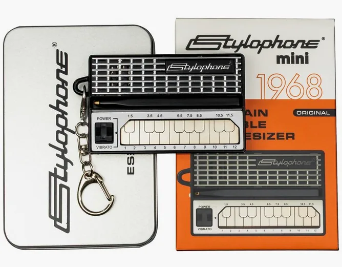 Stylophone Mini BK framifrån mot vit bakgrund