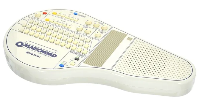 Suzuki Omnichord OM-108 framifrån mot vit bakgrund