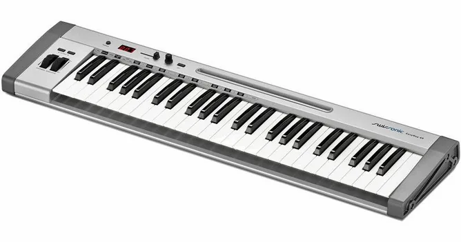 Swissonic EasyKey 49 framifrån mot vit bakgrund