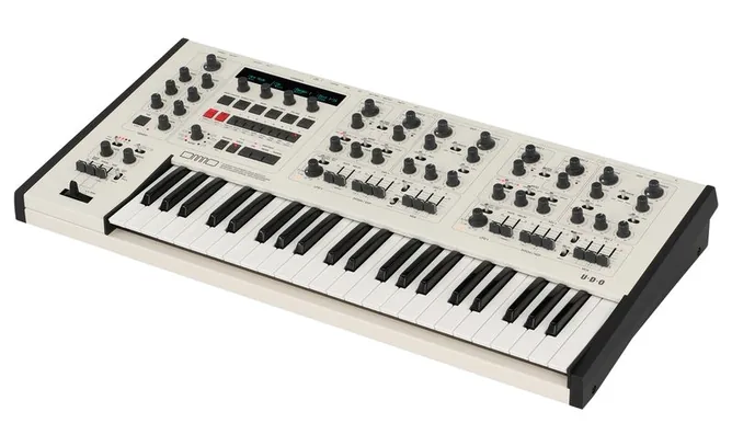 UDO Audio DMNO White framifrån mot vit bakgrund