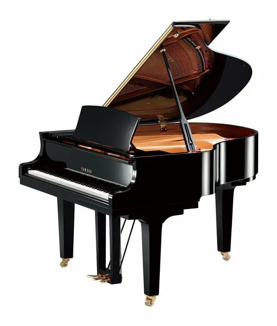Yamaha C 1 X PE Grand Piano framifrån mot vit bakgrund