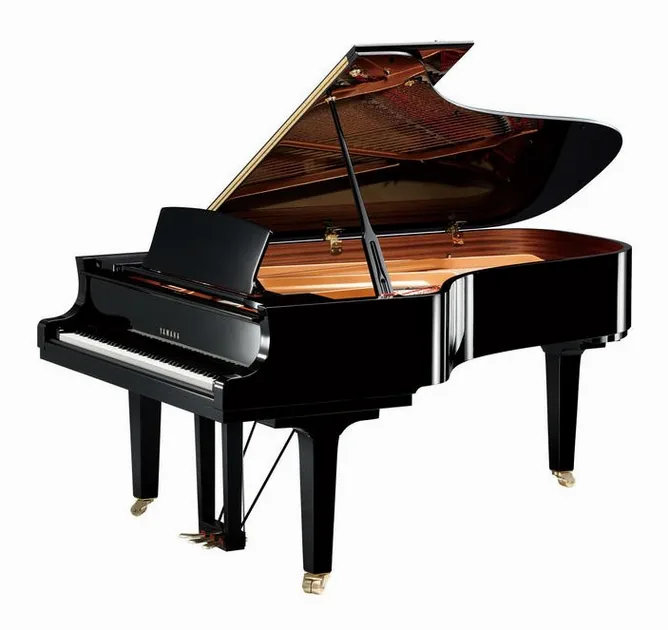 Yamaha C 7 X PE Grand Piano framifrån mot vit bakgrund