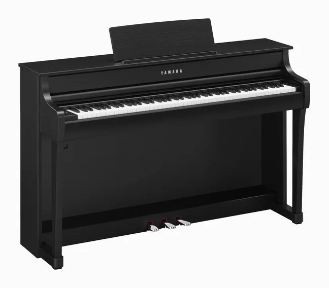 Yamaha CLP-835 B framifrån mot vit bakgrund