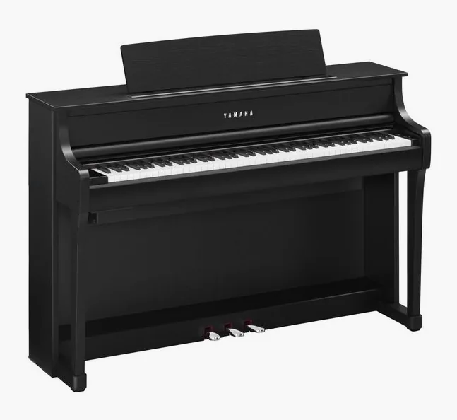 Yamaha CLP-875 B framifrån mot vit bakgrund
