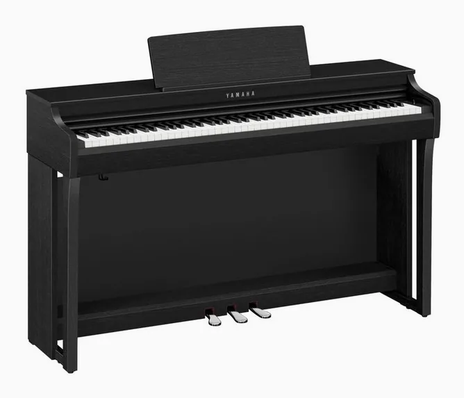 Yamaha CLP-825 B framifrån mot vit bakgrund