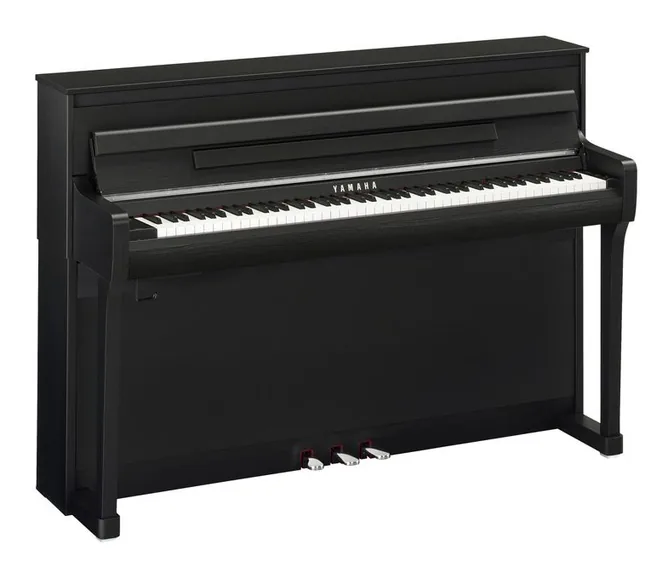 Yamaha CLP-885 B framifrån mot vit bakgrund