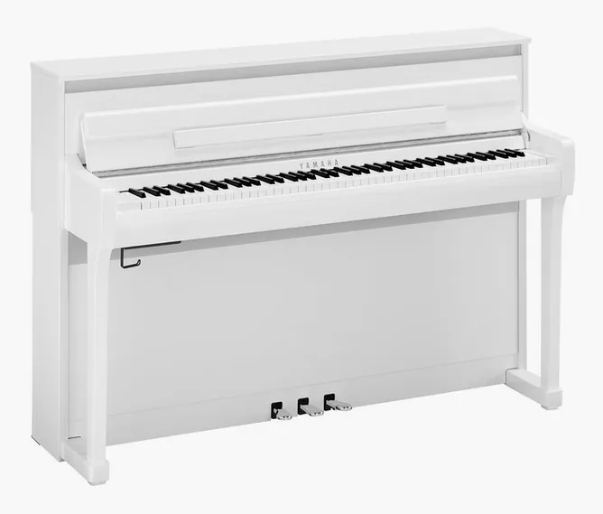 Yamaha CLP-885 PWH framifrån mot vit bakgrund