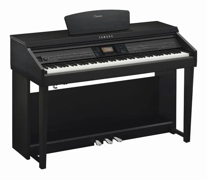 Yamaha CVP-701 B framifrån mot vit bakgrund