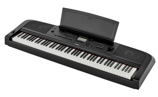 Yamaha DGX-670 B framifrån mot vit bakgrund