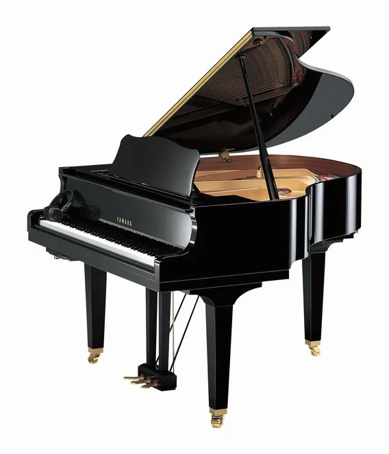 Yamaha GB1 K SC3 PE Grand Piano framifrån mot vit bakgrund