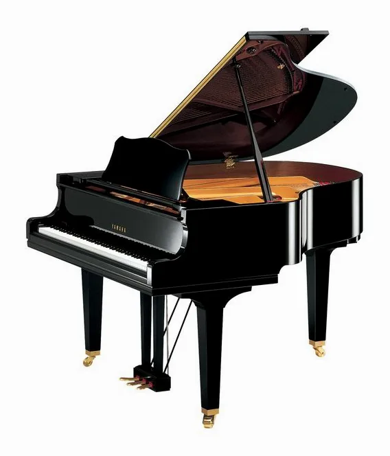 Yamaha GC 2 PE Grand Piano framifrån mot vit bakgrund