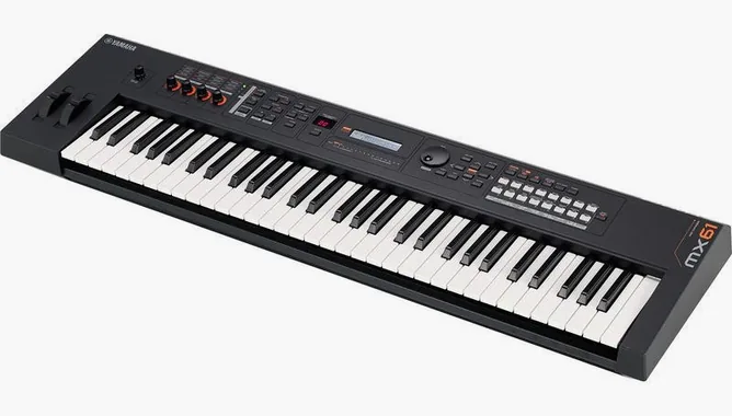 Yamaha MX61 V2 Black framifrån mot vit bakgrund