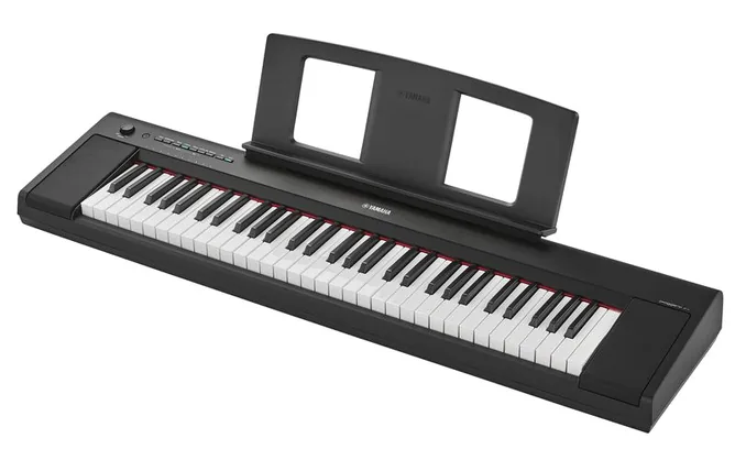 Yamaha NP-15 Piaggero Black framifrån mot vit bakgrund