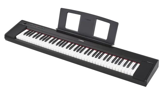Yamaha NP-35 Piaggero Black framifrån mot vit bakgrund