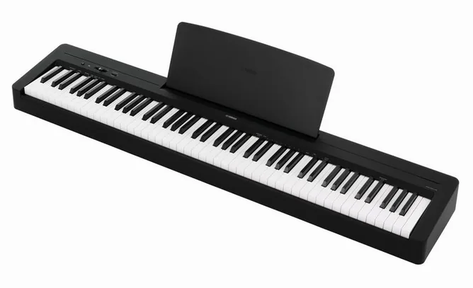 Yamaha P-145 B BT framifrån mot vit bakgrund
