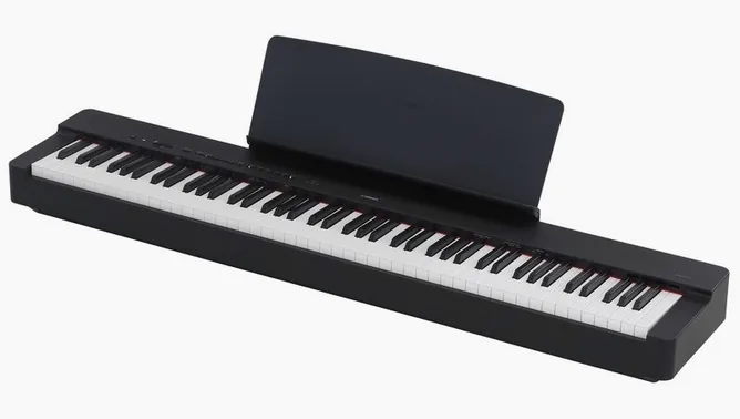 Yamaha P-225 B framifrån mot vit bakgrund