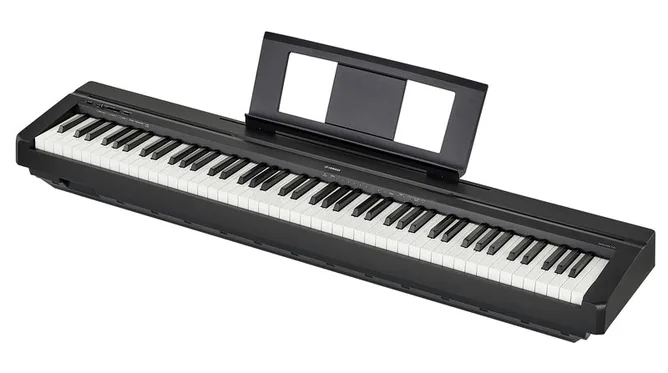 Yamaha P-45 B framifrån mot vit bakgrund