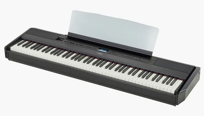 Yamaha P-525 B framifrån mot vit bakgrund
