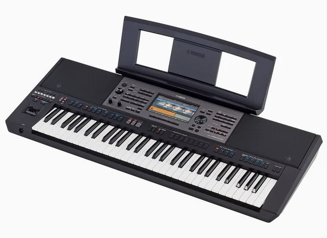 Yamaha PSR-A5000 framifrån mot vit bakgrund