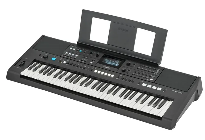 Yamaha PSR-E483 framifrån mot vit bakgrund