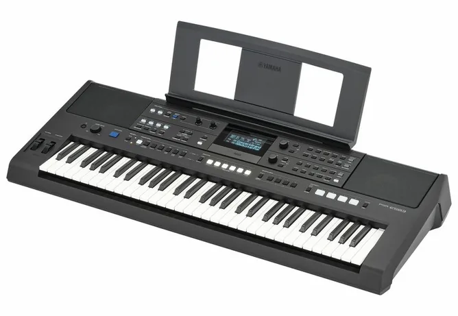 Yamaha PSR-E583 framifrån mot vit bakgrund