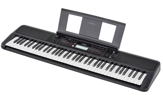 Yamaha PSR-EW320 framifrån mot vit bakgrund