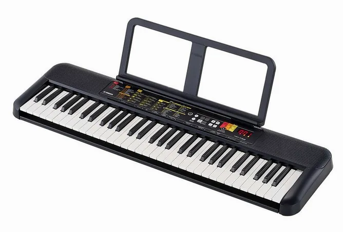 Yamaha PSR-F52 framifrån mot vit bakgrund