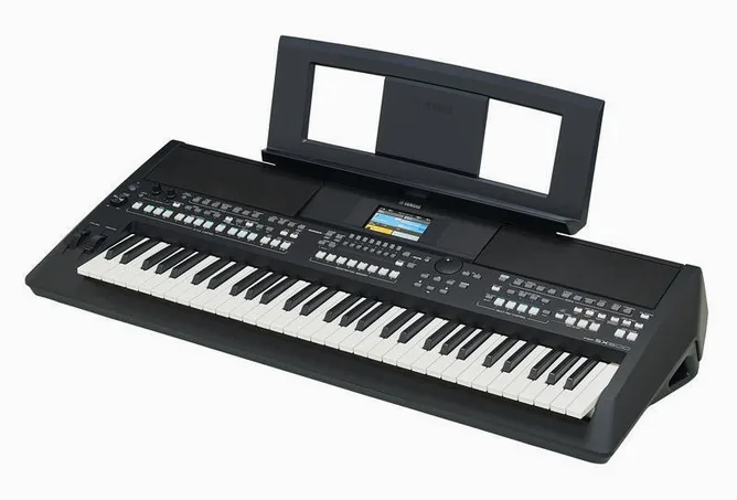 Yamaha PSR-SX600 framifrån mot vit bakgrund