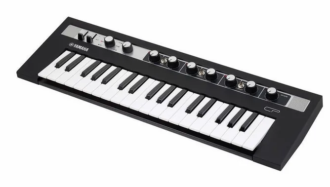 Yamaha Reface CP framifrån mot vit bakgrund