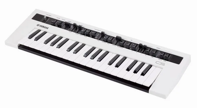 Yamaha Reface CS framifrån mot vit bakgrund