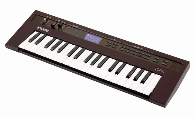 Yamaha Reface DX framifrån mot vit bakgrund